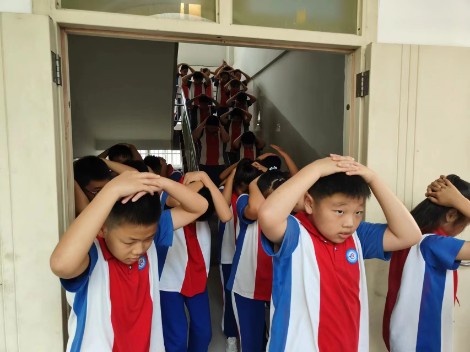 丽景小学开展地震应急逃生演练活动