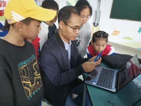 丽景小学成立创客实验室并开课
