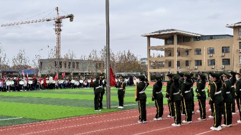 东营市丽景小学举行“宪启童心，法治同行”主题升旗仪式