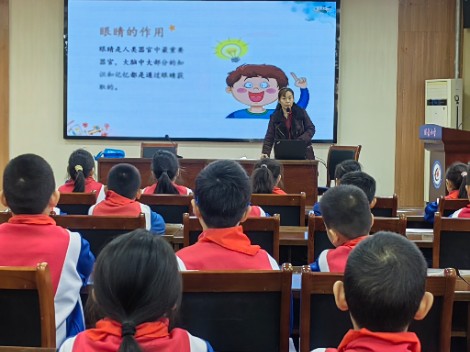 东城医院医生走进丽景小学开展近视预防讲座