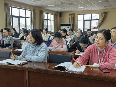 班主任经验交流会顺利召开，共探家校沟通之道