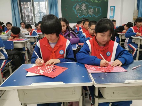 非遗润童心，刻纸添技艺——东营市丽景小学开展刻纸体验活动