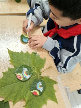 玩转树叶 书签蕴书香——东营市丽景小学开展树叶书签制作活动